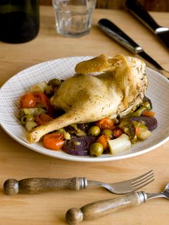 Una foto de Pollo con verduras al horno