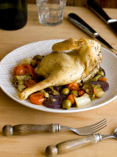 Una foto de Pollo con verduras al horno
