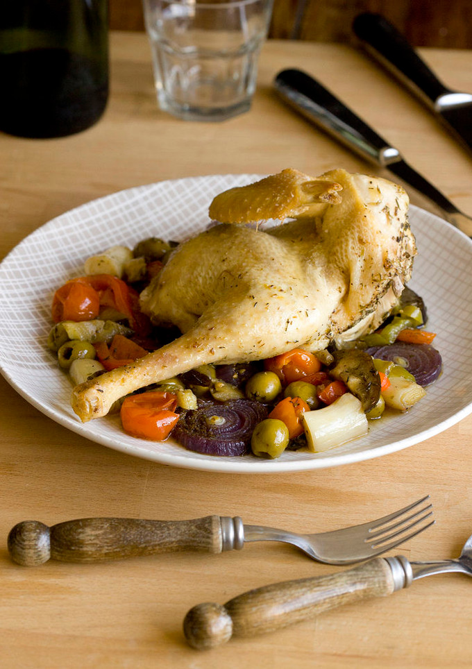 Una foto de Pollo con verduras al horno