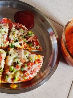 पिज़्ज़ा(Pizza recipe in Hindi) रेसिपी मुख्य फोटो