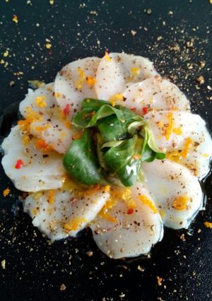 Une photo de Carpaccio de Saint Jacques aux agrumes