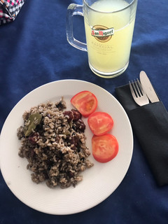 Una foto de Arroz congri hecho a la paella