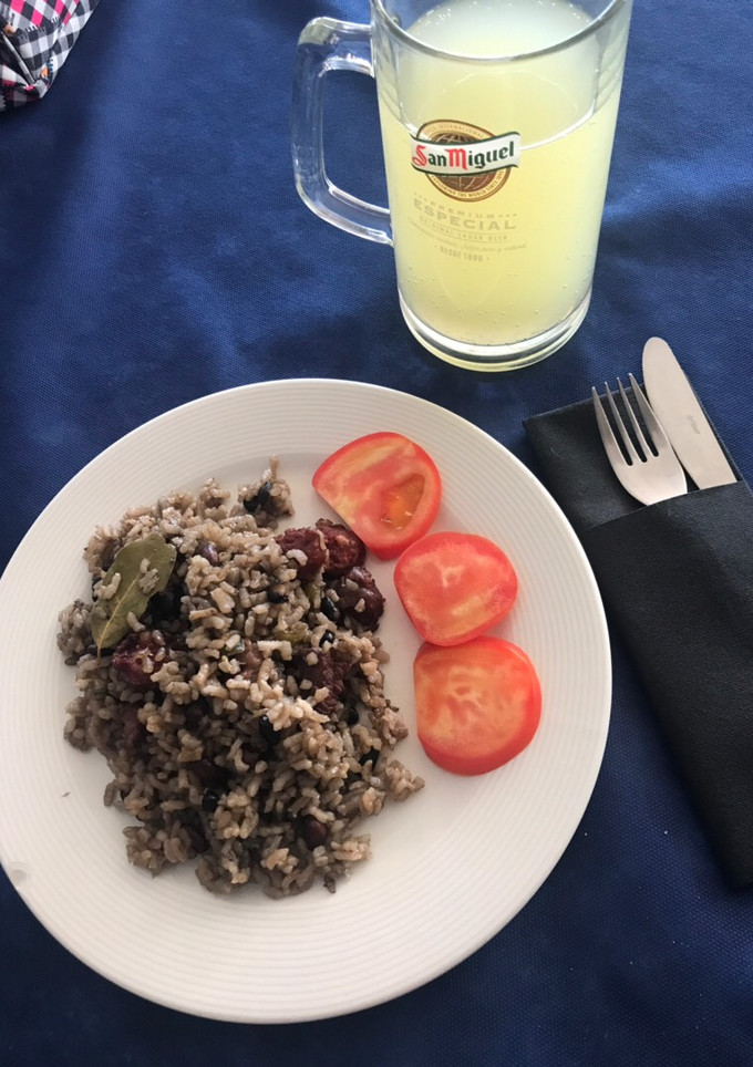 Una foto de Arroz congri hecho a la paella