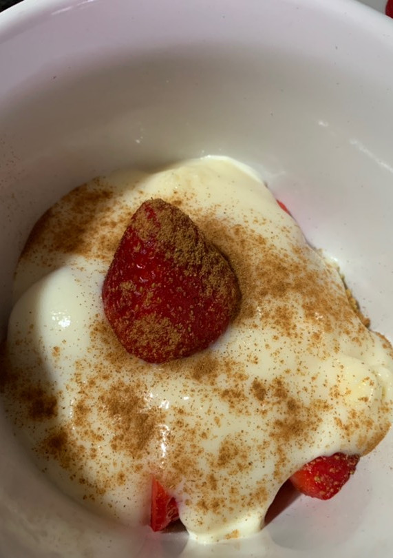 Una foto de Postre de fresa y natillas sin azúcar 🍓🍓