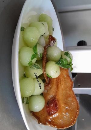 Una foto de Postre natural con albahaca