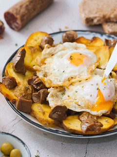 Una foto de Huevos rotos con patatas y boletus edulis en conserva