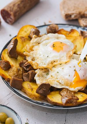 Foto principal de Huevos rotos con patatas y boletus edulis en conserva