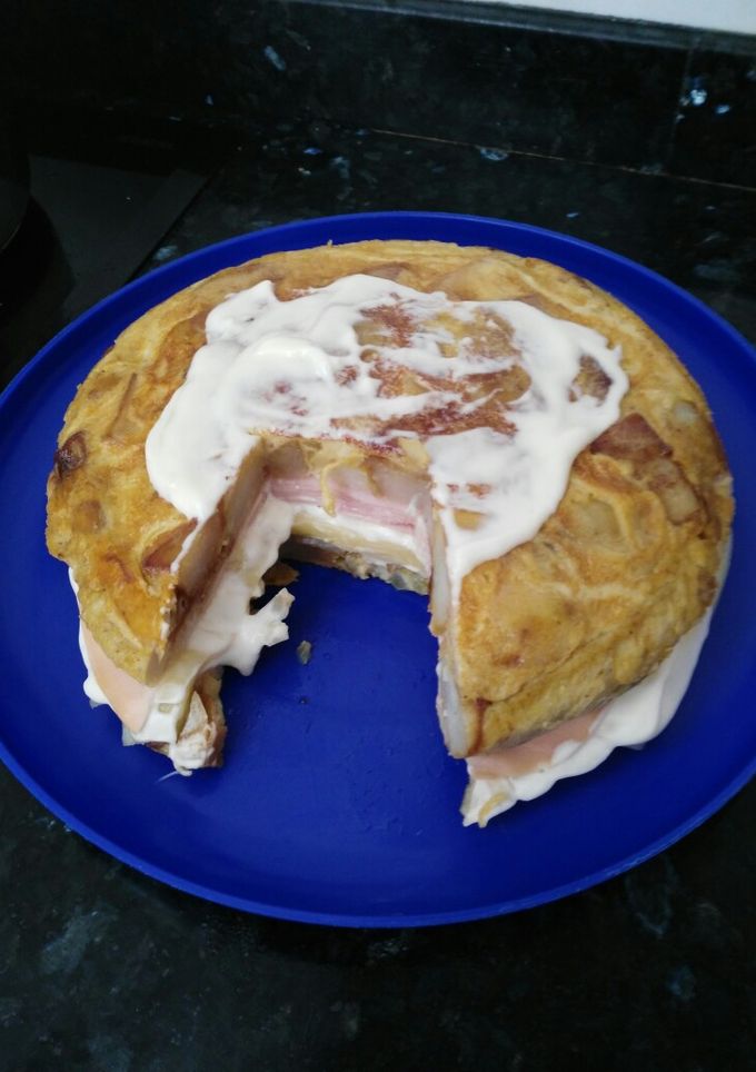 Una foto de Tortilla de papas rellena de queso y pechuga de pavo