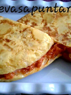 Una foto de Tortilla de patatas rellena de sobrasada y cebolla🍺
