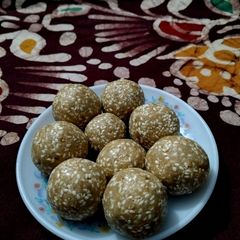A picture of Sesame / Til Ladoo.