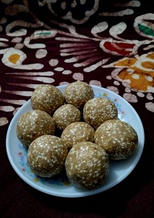 A picture of Sesame / Til Ladoo.