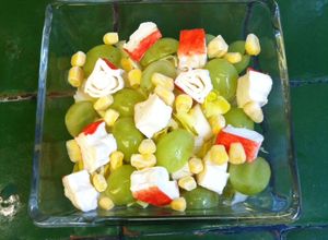 Una foto de Ensalada de endivias con uvas y surimi