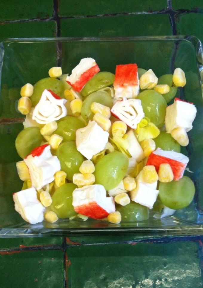 Una foto de Ensalada de endivias con uvas y surimi