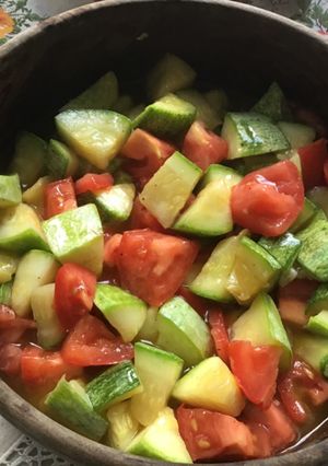 Una foto de Ensalada de tomate y calabacín (zapallitos)