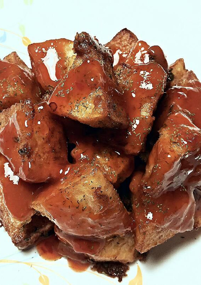 Una foto de Patatas fritas marinadas, con salsa thai siracha