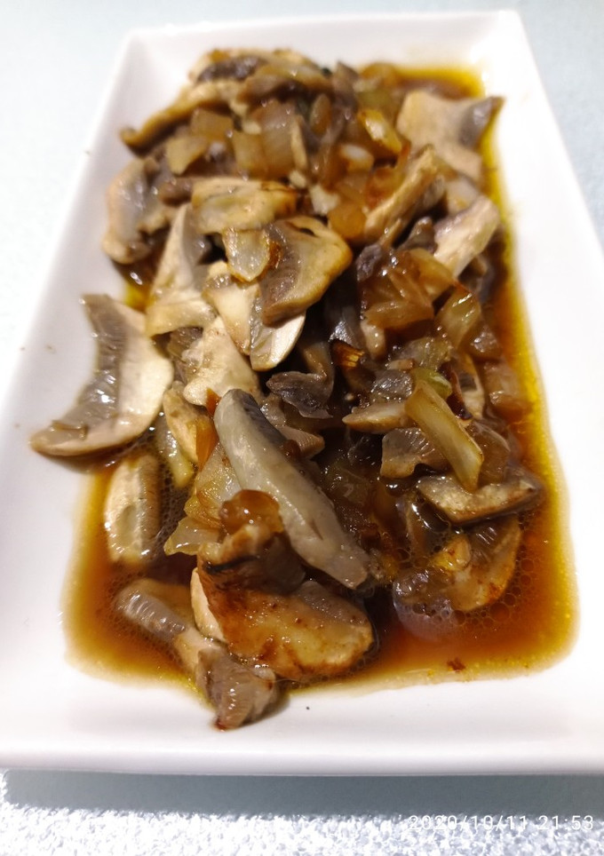 Una foto de Champiñones camperos encebollados
