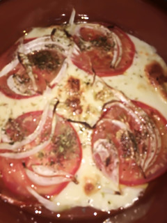 Una foto de Provolone con tomate y cebolla al grill