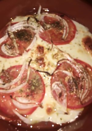 Una foto de Provolone con tomate y cebolla al grill