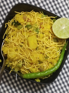 લીલા વટાણા બટાકા પૌઆ (Green Peas Potato Poha Recipe In Gujarati) રેસીપી મુખ્ય ફોટો