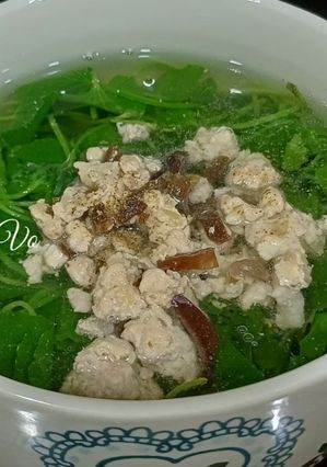 Hình của món Canh rau má nấu thịt xào mộc nhĩ.