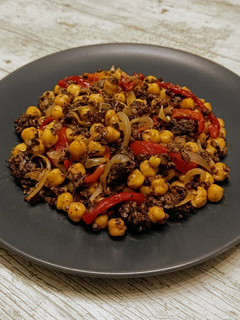 Una foto de Garbanzos salteados con morcilla de Burgos y verduras