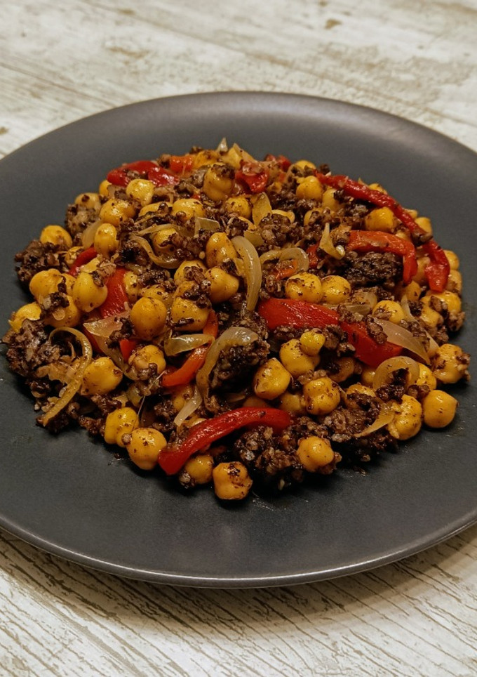 Una foto de Garbanzos salteados con morcilla de Burgos y verduras