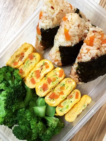 Langkah Mudah untuk Membikin Resep  Onigiri Bento Box 🍙🥦🍳 yang Lezat, Menggugah Selera
