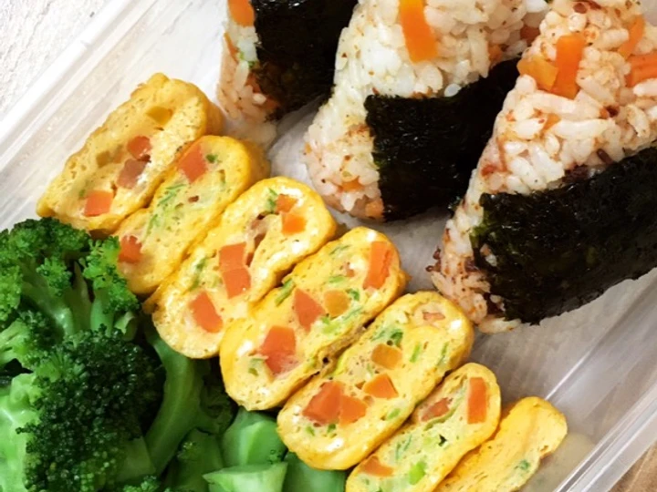 Langkah Mudah untuk Membikin Resep  Onigiri Bento Box 🍙🥦🍳 yang Lezat, Menggugah Selera