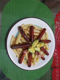 Una foto de Flor de longanicilla y papas fritas..