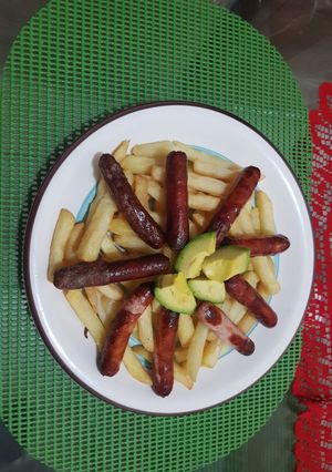 Una foto de Flor de longanicilla y papas fritas..
