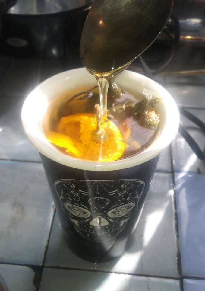 Una foto de Te de árnica, cáscaras de mandarina y miel