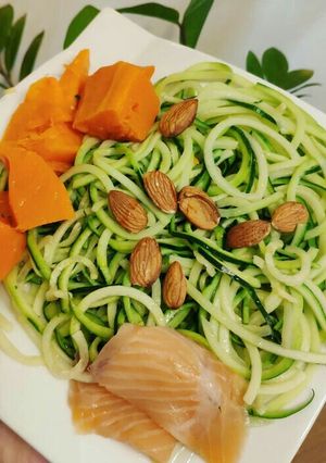 Una foto de Ensalada de calabacín, boniato cocido, salmón y almendra