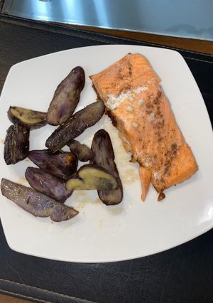Una foto de Salmón a la mantequilla con papas chilotas rústicas