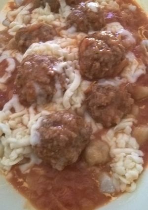 Una foto de Ñoquis de harina con albóndigas!!
