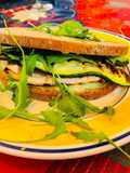 Panino con pollo alla griglia e zucchine