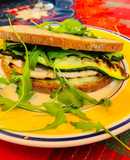 Panino con pollo alla griglia e zucchine