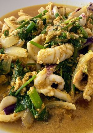 A picture of Stir Fried Squid with Yellow Curry.