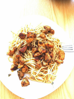 Fokhagymás spagetti csirkemell kockákkal recept fotója