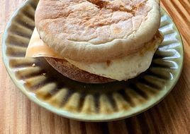 Quick & Easy Egg Muffin Breakfast Sandwich 🥪