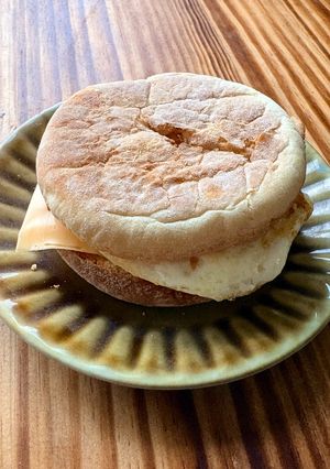 A picture of Quick & Easy Egg Muffin Breakfast Sandwich 🥪.