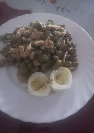 Una foto de Habas con cebolla y pollo