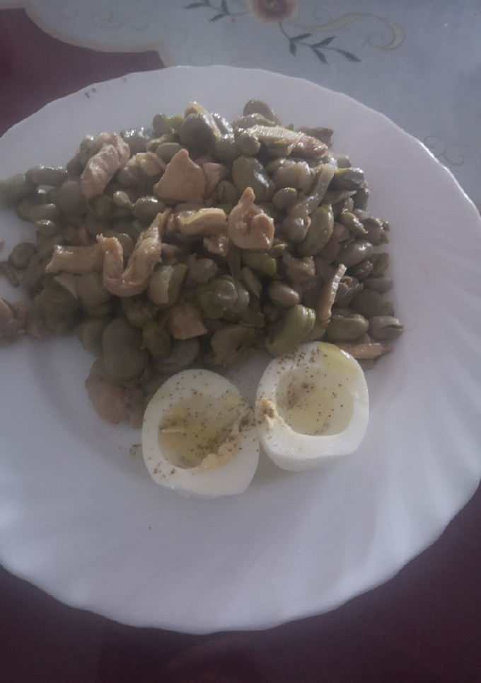 Una foto de Habas con cebolla y pollo