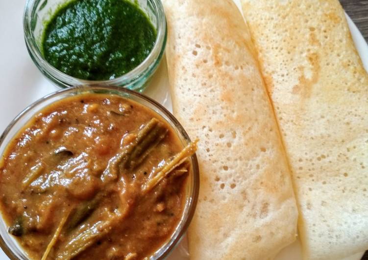 Dosa with sambar and green chutney