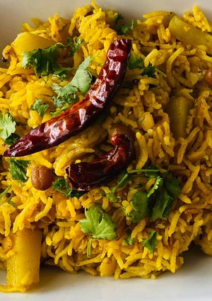 खान्देशी मसाला खिचडी (masala khichdi recipe in marathi) रेसिपी चे मुख्य फोटो 