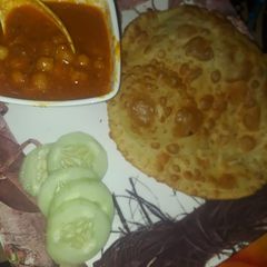 A picture of Chhole bathura.