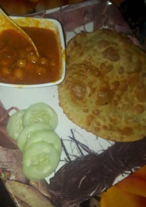 A picture of Chhole bathura.