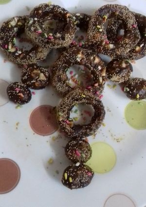 A picture of Dates Ring & Balls with Dry fruits.