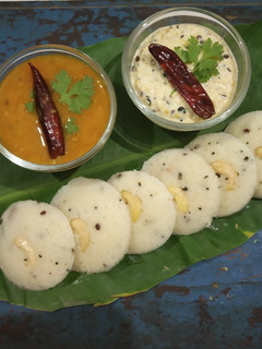 રવા ઈડલી (Rava Idli Recipe In Gujarati) રેસીપી મુખ્ય ફોટો