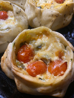 Una foto de Canastitas de zapallito y tomates cherry
