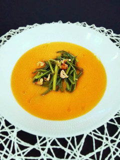 Una foto de Crema de calabaza con salteado de tallos de espinacas